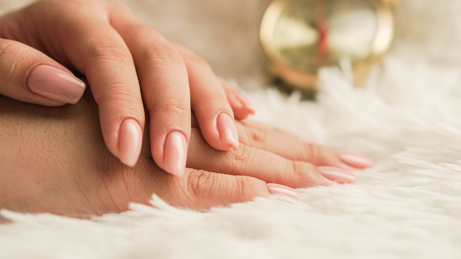 Tutorial: cura delle unghie a casa fra una manicure e l'altra